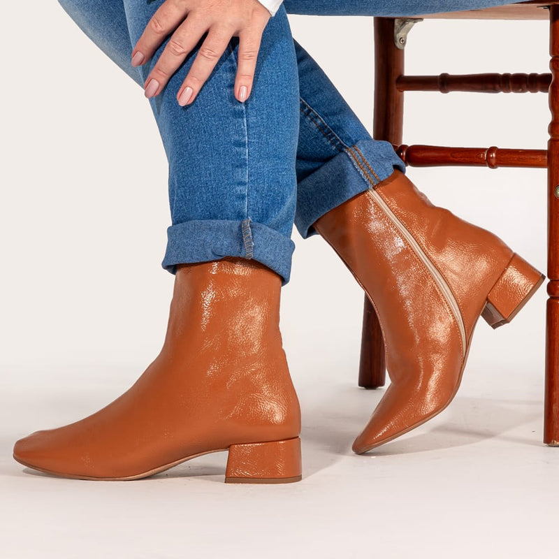 BOTA FEMININA CANO CURTO EM VERNIZ MOLHADO 159032-WHISKY-39